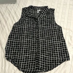 Like new, women’s sleeveless collared button up blouse by ELLE size medium